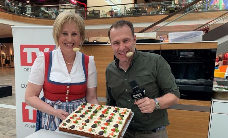 Elfriede Schachinger und Georg Pollak präsentieren die leckere Nachspeise. (Foto: Weberzeile)
