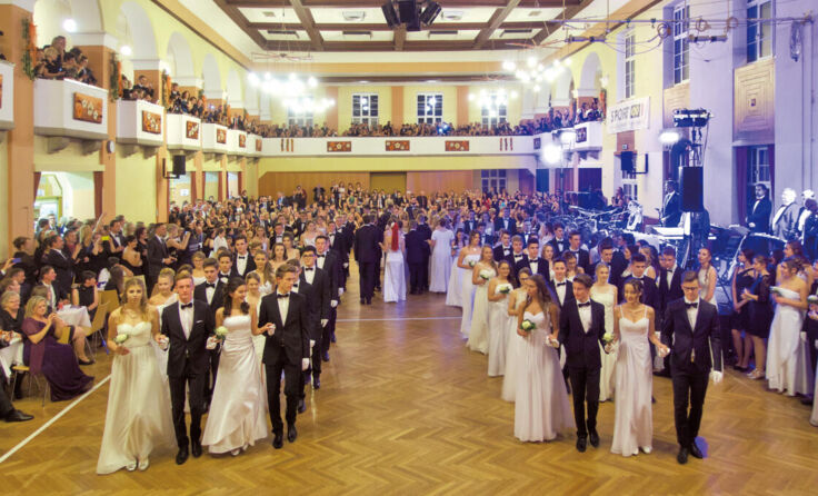 Die Debütanten der Tanzschule Hippmann verleihen dem Ball Glamour. (Foto: Turnverein 1848 Ried)