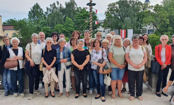 Gruppenfoto vor dem Schloss Aurolzmünster (Foto: FPÖ)