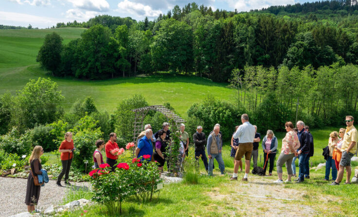 Führung durch den schön angelegten Kräutergarten (Foto: Gotthalmseder)
