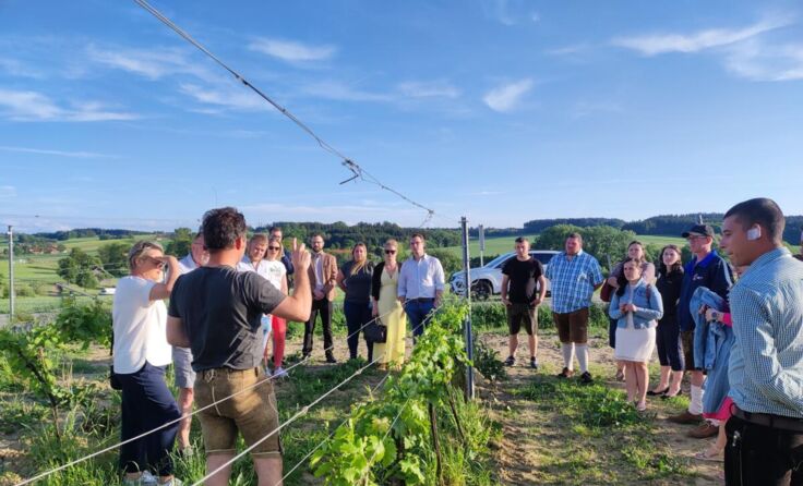Die Teilnehmer erfuhren interessante Details über den Weinbau im Innviertel. (Foto: FJ Ried)
