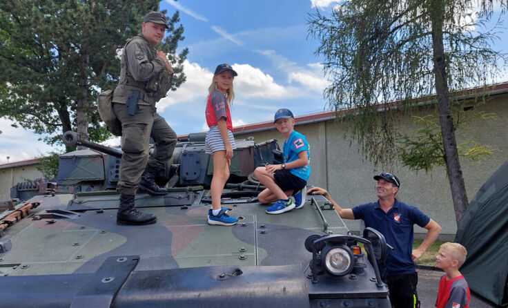Die Feuerwehrjugend schaut sich bei den Soldaten um. (Foto: BFKDO Ried)