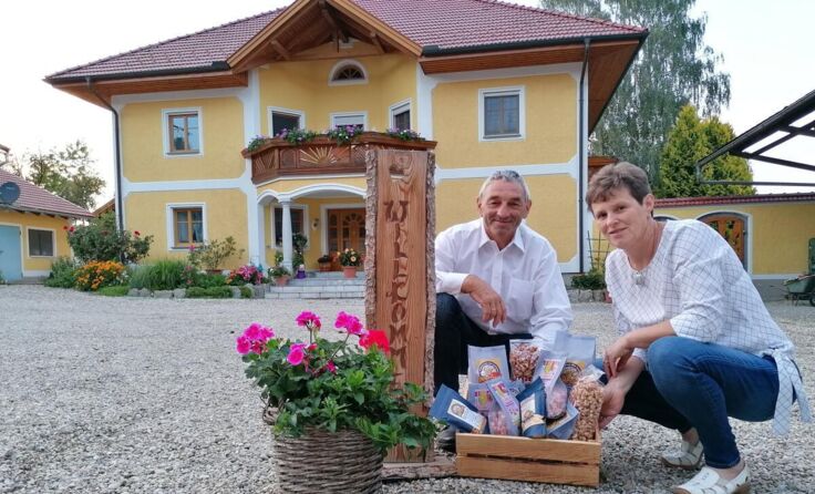 Maria und Johann Schrattenecker mit ihrem Innpopis-Sortiment (Foto: Schrattenecker)