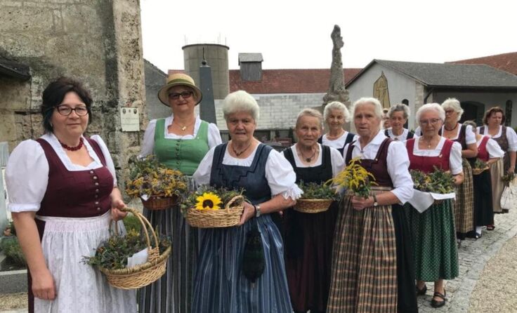 Die Goldhaubenfrauen mit ihren Kräuterbüscherl (Foto: privat)