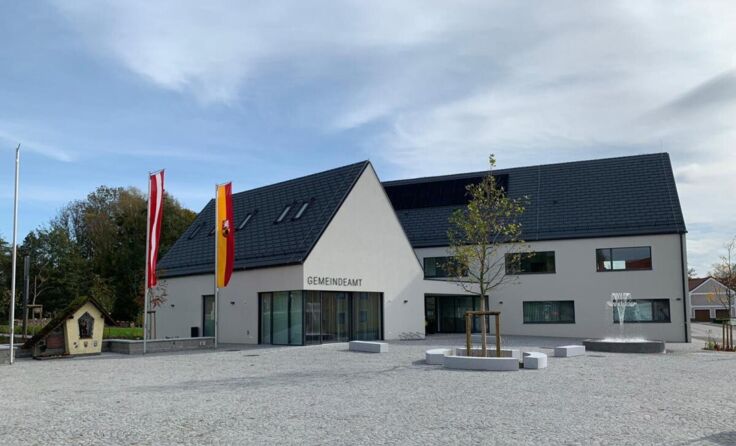 Der schöne Ortsplatz und das neue Gemeindeamt (Foto: Gemeindeamt Tumeltsham)