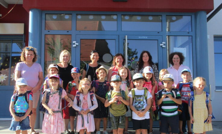 Karin Gramberger (Kindergartenleiterin) mit den Pädagoginnen und den Kindern (Foto: Kindergarten)