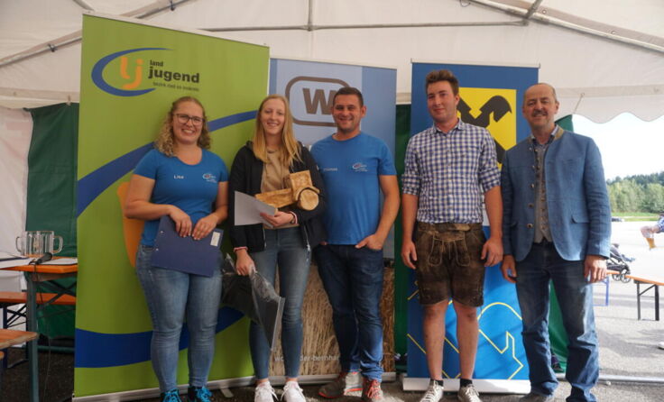 Gruppenfoto mit Sandra Höckner (Foto: Landjugend Bezirk Ried)
