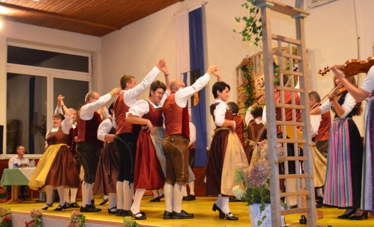 Die Volkstanzgruppe Mehrnbach lädt zum Dorfabend ein. (Foto: privat)