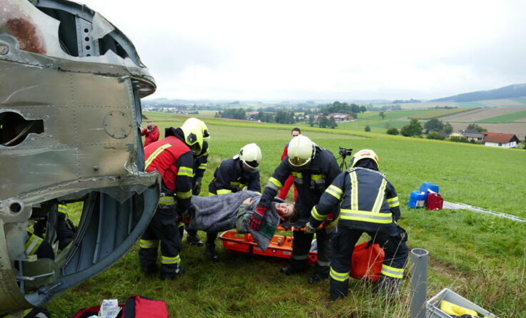 Personenbergung nach einem Flugzeugabsturz (Foto: BFKDO Ried)