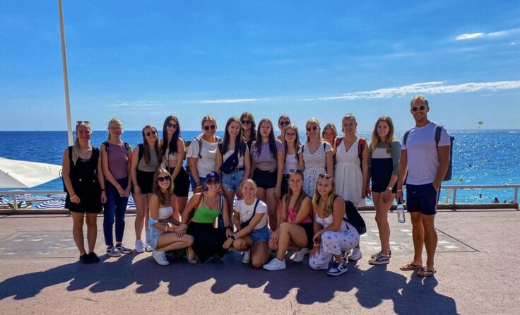 Die Schülerinnen der 5BE mit Klassenvorstand Michael Sob (Foto: HBLW Ried)
