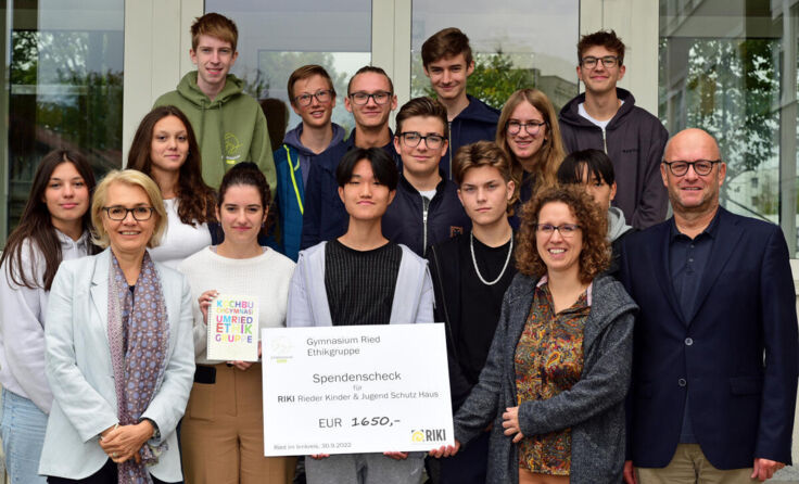 Die Schüler bei der Scheckübergabe (Foto: privat)