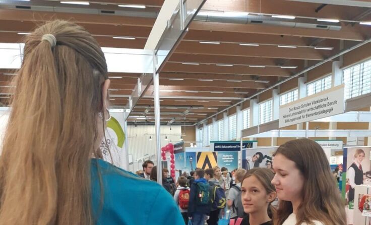 Die Schüler ließen sich an den Informationsständen beraten. (Foto: Kompass Schule)