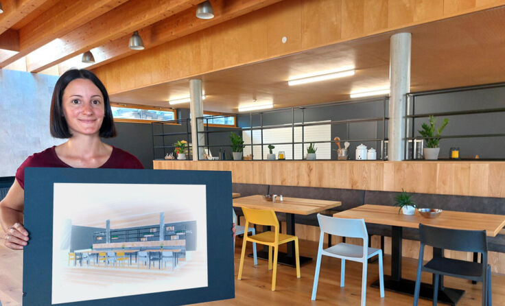Projektleiterin Sarah Kirchsteiger mit Entwurf und Endergebnis (Foto: tilo)