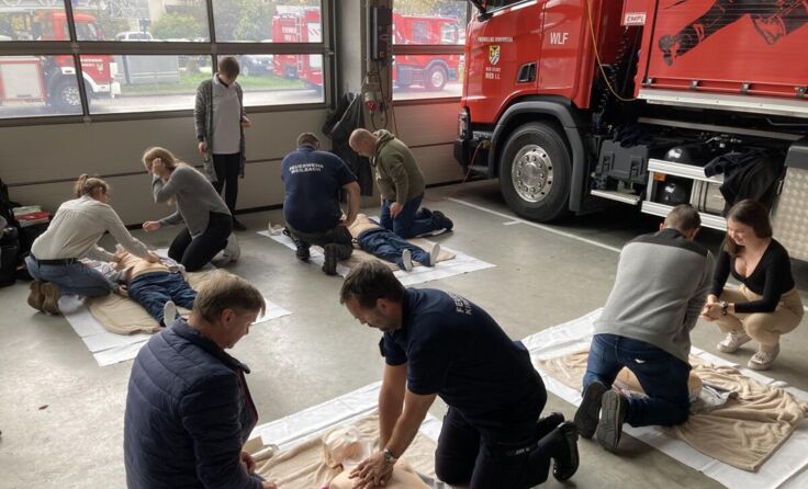 Praxisnahe Übungen im Feuerwehrhaus (Foto: BFKDO Ried)