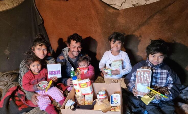 Mit Lebensmittelpaketen kann man Freude schenken. (Foto: ORA International)