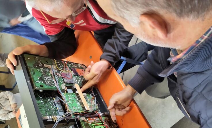 Es wird an jedem Gerät getüftelt und geschraubt. (Foto: Repair Café Ried)