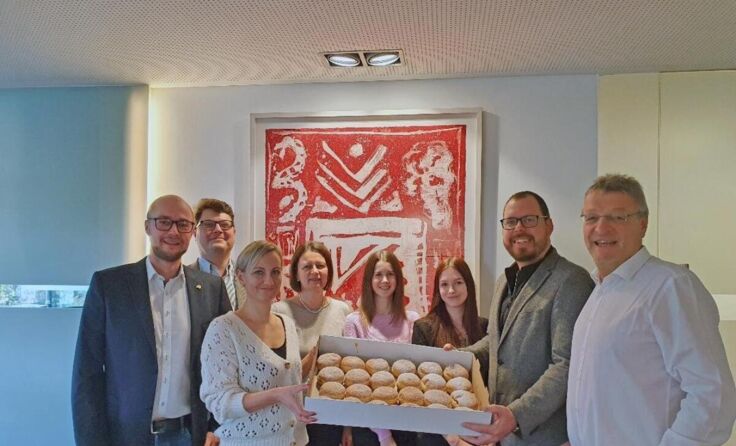 Krapfenlieferung an die Rechtsanwaltskanzlei Puttinger (Foto: Round Table)