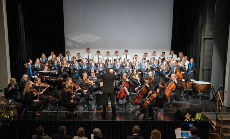 Der Chor und das Orchester im Sparkassen-Stadtsaal (Foto: Lebenshilfe Ried)