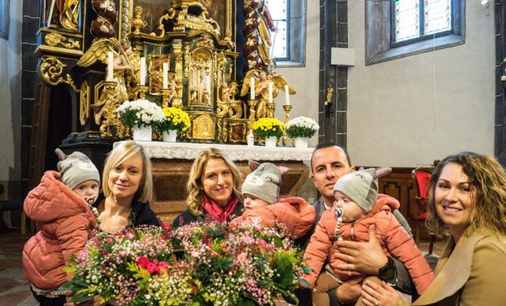 Die Drillinge mit ihren Paten (Foto: privat)