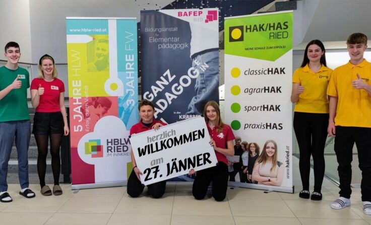 Die Schüler begleiten die Interessanten durch den Nachmittag. (Foto: HBLW Ried)