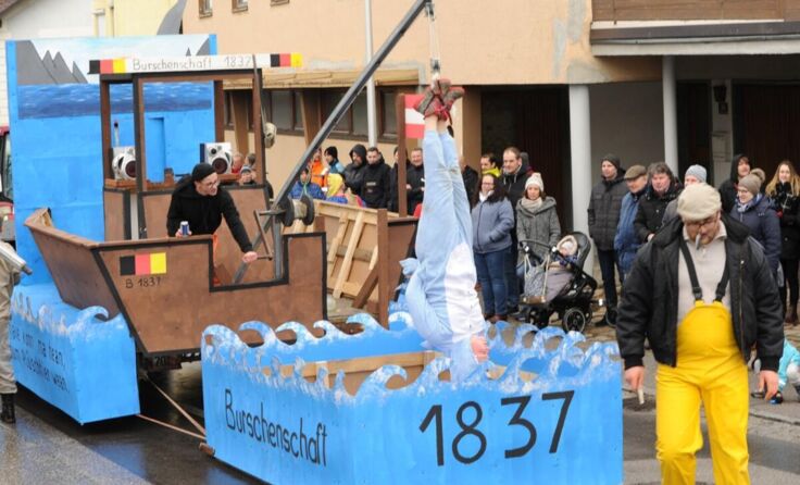 Aktuelle Themen werden in den Blau-Montags-Umzug aufgegriffen. (Foto: Humer Karl)