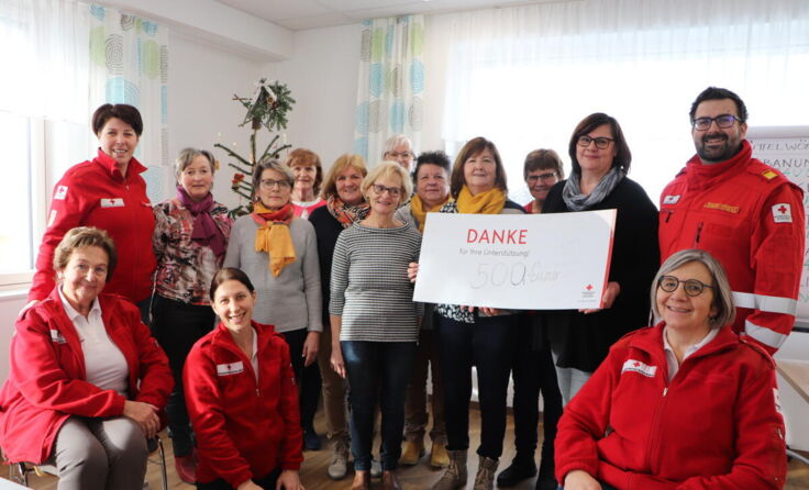 Die Katholische Frauenbewegung bei der Spendenübergabe (Foto: RK Ried)