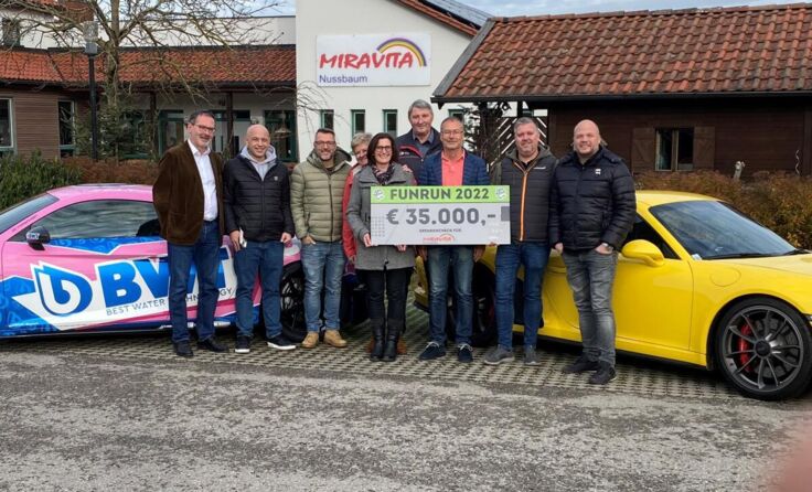 Petra Seyfried vom Förderverein Miravita nimmt den Spendenscheck entgegen. (Foto: privat)