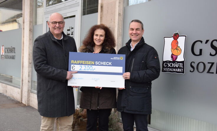 Christoph Wiesner nimmt den Spendenscheck entgegen. (Foto: Raiffeisenbank Region Ried)