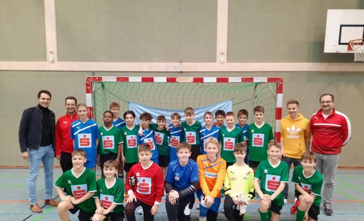 Mannschaftsfoto mit den beiden Schulen (Foto: Franziskusschule Ried)