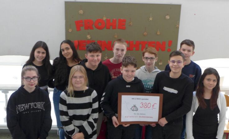 Die Schüler mit dem Spendenscheck (Foto: privat)