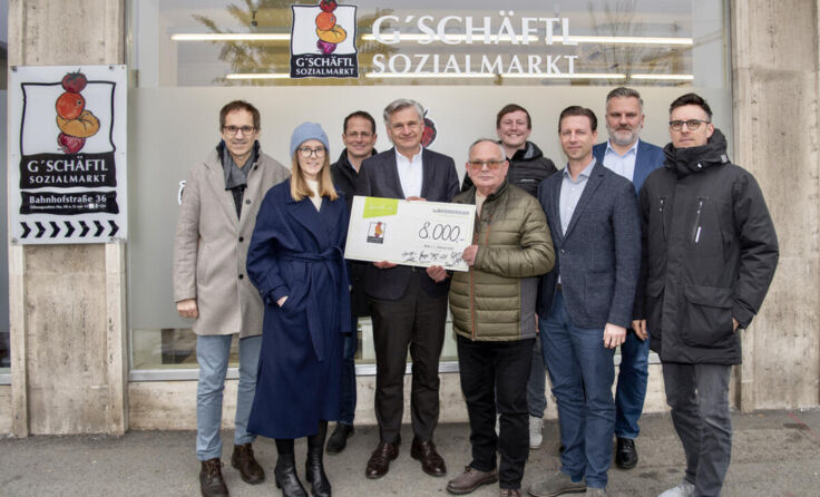 Mitglieder des Wintersteiger Leitungsteams bei der Spendenübergabe (Foto: Wintersteiger AG)