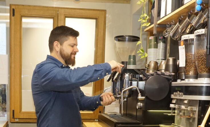 Afranio Simoes bei der Kaffeezubereitung (Foto: Stadtgemeinde Ried)