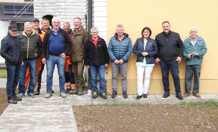 Alle haben mitgeholfen, damit der Zugang barrierefrei wird. (Foto: Planitzer)