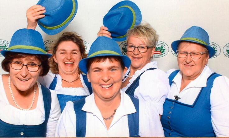 Die Kübelspeckdirndln treten in der Giesserei auf. (Foto: Kübelspeckdirndln)