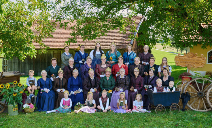 Die Goldhaubengruppe Mehrnbach hat sich für das Jubiläum die Tracht angezogen. (Foto: Hirnschrodt)