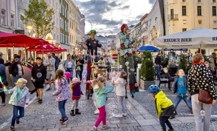 Stelzengeher sorgen bei der Shopping Night wieder für Aufsehen. (Foto: Kaufmann)