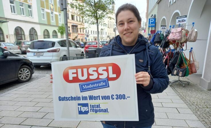 Julia Gansinger freut sich über die Fussl Modestraße Gutscheine. (Foto: Tips/Pixner)