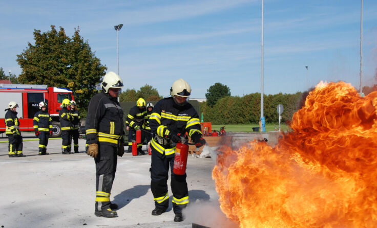 Die Feuerwehrkameraden bei einer Übung für den Ernstfall (Foto: BFKDO Ried)