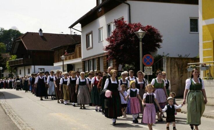 Der Festzug auf dem Weg zur Maiandacht. (Foto: privat)