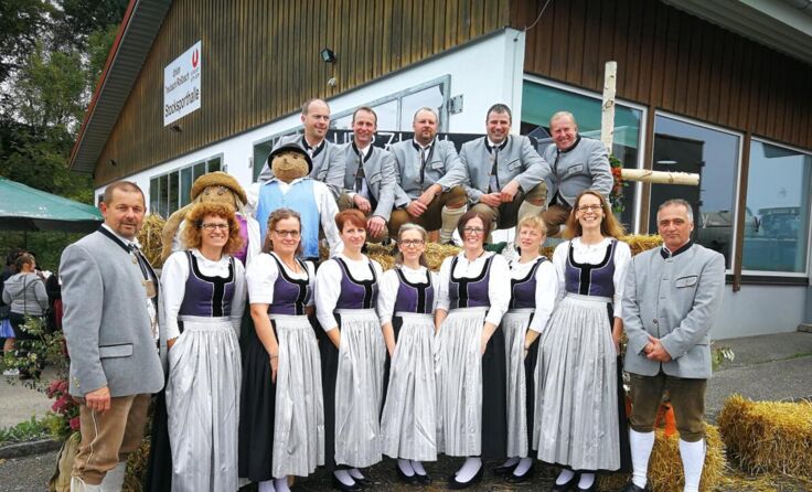 Die Volkstanzgruppe nach einen Auftritt in ihrer schönen Tracht. (Foto: privat)