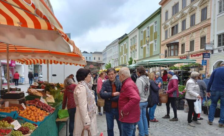 Buntes Treiben am oberen Hauptplatz (Foto: Tips/Pixner)
