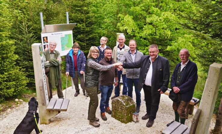 Bezirkshauptfrau Yvonne Weidenholzer mit den Initiatoren der Denkmal-Errichtung (Foto: Litzlbauer)