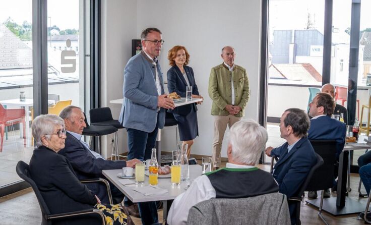 Günther Lengauer im Gespräch mit den ehemaligen Politikern und Funktionären (Foto: ÖVP Ried)