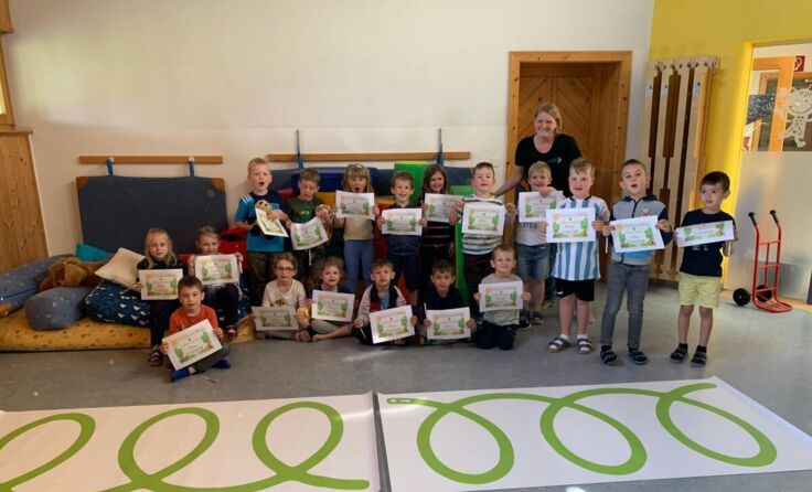 Stolz zeigen die Kinder ihre Urkunde her. (Foto: privat)