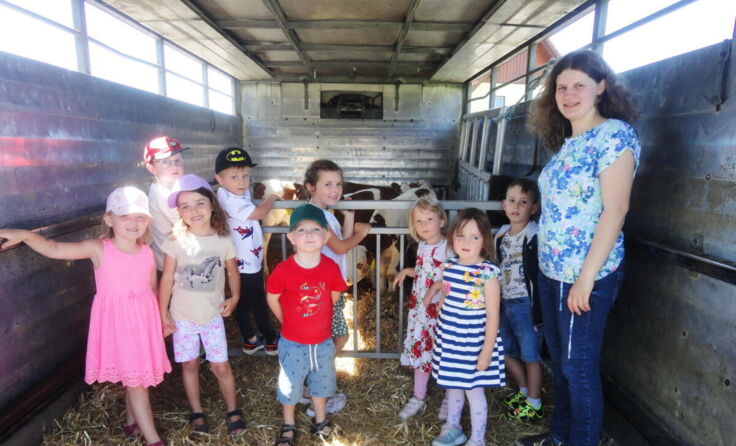 Die Kinder bestaunen die Kälber im Viehwagen. (Foto: Planitzer)