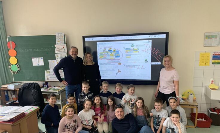 Lehrer und Schüler freuen sich über die Auszeichnung. (Foto: privat)