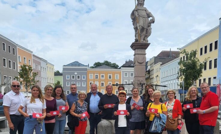 Die Gewinner freuen sich über die Schwanthaler Zehner. (Foto: Stadtmarketing Ried)