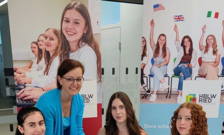 Schüler und Lehrer beschäftigen sich mit Künstlicher Intelligenz. (Foto: HBLW Ried)