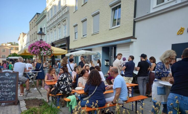 Die Besucher genießen den lauen Sommerabend in der Stadt. (Foto: Tips)