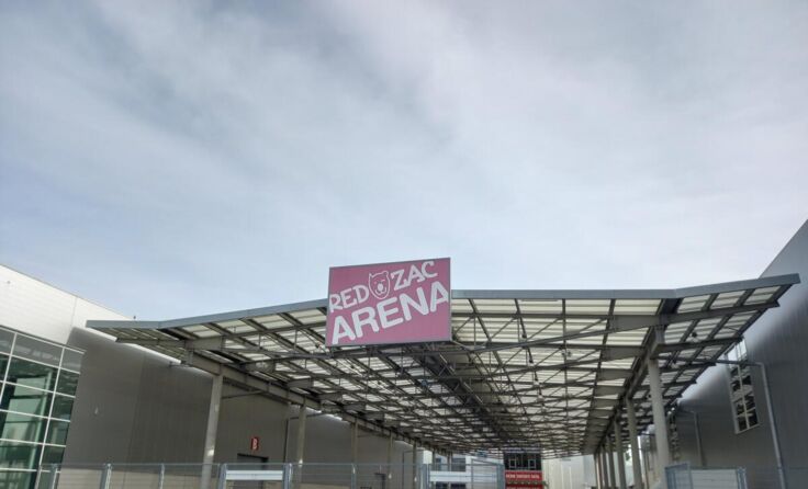 Die Red Zac Arena wäre eine Alternative zur Eishalle. (Foto: Tips/Pixner)